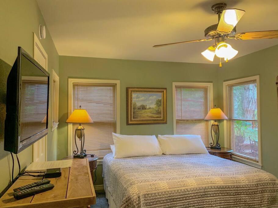 The River Haven - Sleeps 32 - On Guadalupe River Seguin Esterno foto