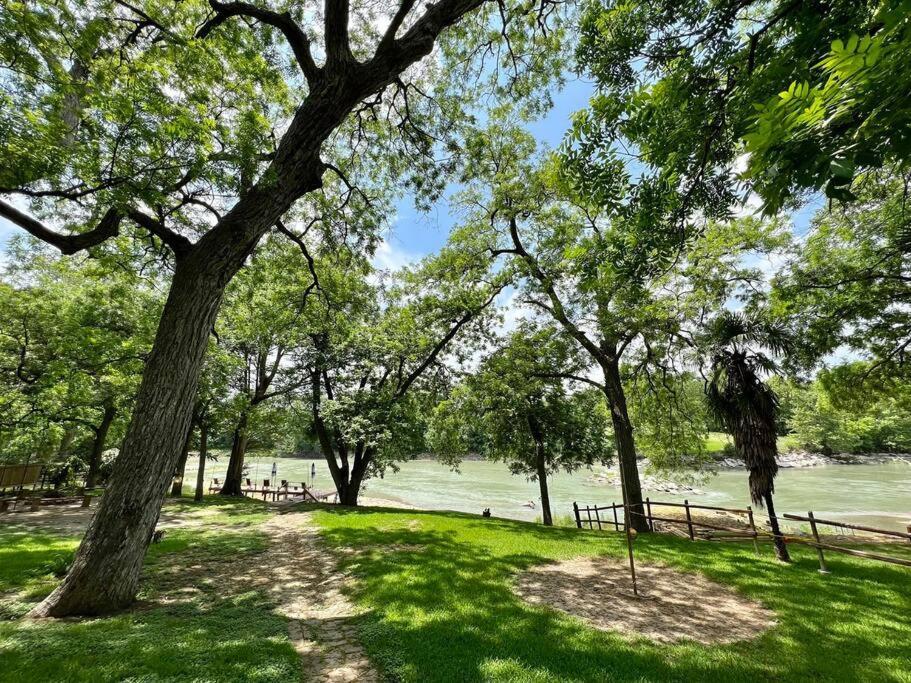 The River Haven - Sleeps 32 - On Guadalupe River Seguin Esterno foto